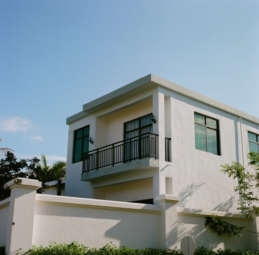 Moderna nova zgrada u predgrađu, pročelje s balkonom